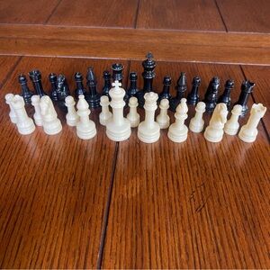 Vintage E.S. Lowe Plastic Chessmen 32 Pieces in Black and White